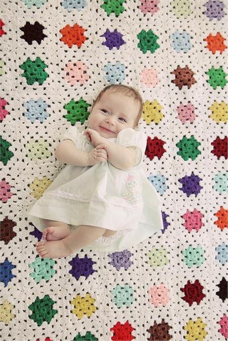 Γιατί είναι απαραίτητο να κάθεται το μωρό μας (και) μπρούμυτα;